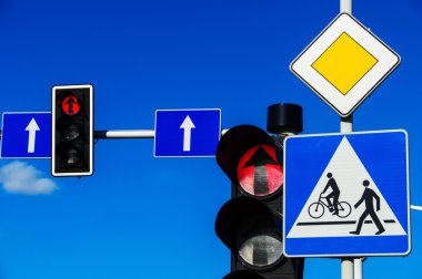 Mavi gökyüzünde trafik ışıkları