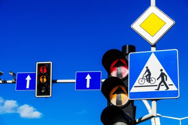 Mavi gökyüzünde trafik ışıkları