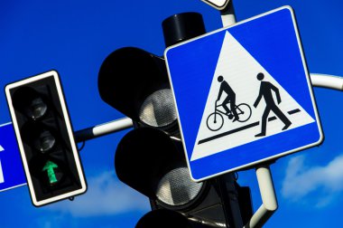 Mavi gökyüzünde trafik ışıkları