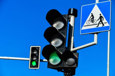 Mavi gökyüzünde trafik ışıkları