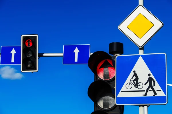 Traffic lights over blue sky — Stock Photo, Image