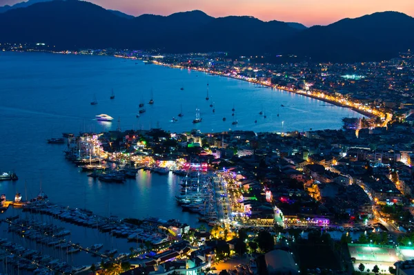 Weergave van marmaris harbor aan Turkse Rivièra per nacht — Stockfoto