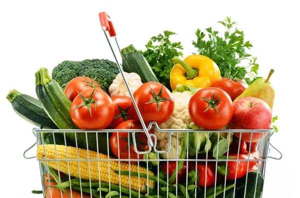 Cesta de compra de alambre con comestibles aislados en blanco — Foto de Stock