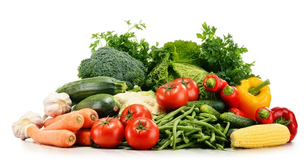 Variété de légumes frais biologiques isolés sur blanc — Photo