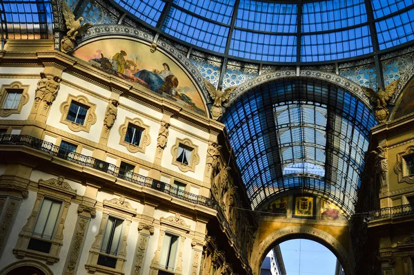 밀라노, 이탈리아의 중앙에 비토리오 에마누엘레 2 세 갤러리아 — 스톡 사진