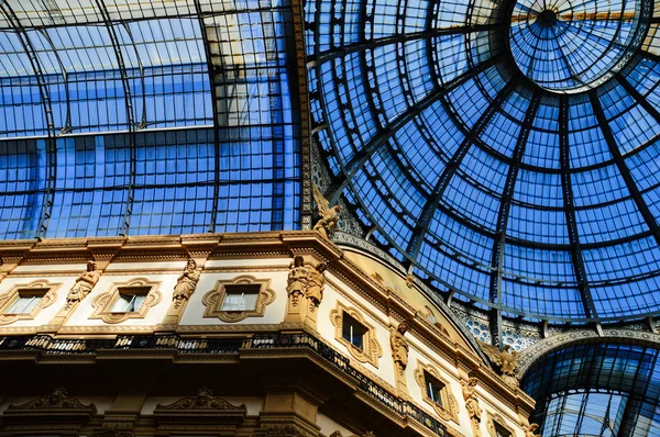 Galleria Vittorio Emanuele II en el centro de Milán, Italia — Foto de Stock