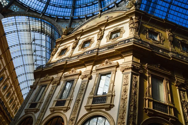 Galleria vittorio emanuele ii ve střední, Milán, Itálie — Stock fotografie