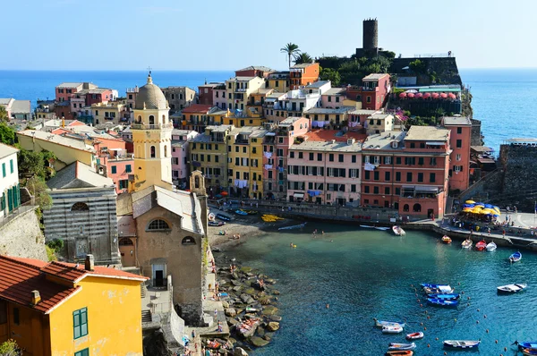 Traditional Mediterranean architecture of Vernazza, Italy — Stock Photo, Image