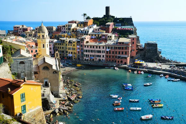 Traditional Mediterranean architecture of Vernazza, Italy — Stock Photo, Image