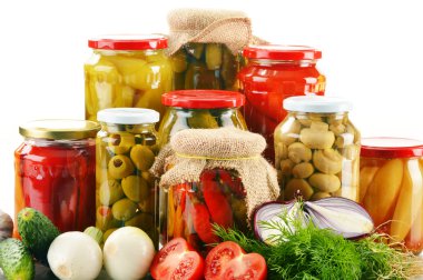 Kavanozlu sebze turşusuyla kompozisyon. Terbiye edilmiş yemek.