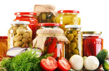 Kavanozlu sebze turşusuyla kompozisyon. Terbiye edilmiş yemek.