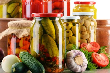 Kavanozlu sebze turşusuyla kompozisyon. Terbiye edilmiş yemek.