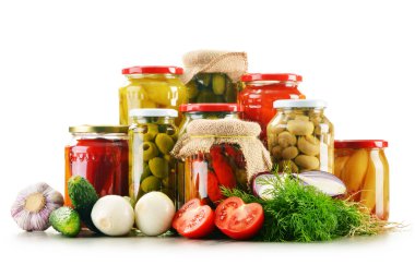 Kavanozlu sebze turşusuyla kompozisyon. Terbiye edilmiş yemek.