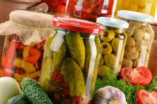 Samenstelling met potjes gepekelde groenten. Gemarineerd voedsel — Stockfoto