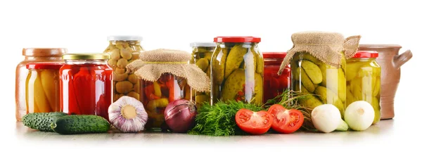 Komposition mit Gläsern mit eingelegtem Gemüse. Marinierte Lebensmittel — Stockfoto