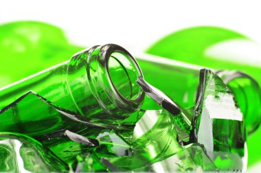 Beyaz arka plan üzerinde kırık cam parçaları. Geri dönüşüm