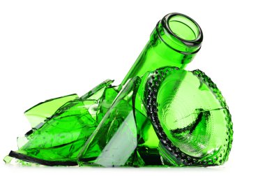 Beyaz arka plan üzerinde kırık cam parçaları. Geri dönüşüm