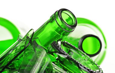 Beyaz arka plan üzerinde kırık cam parçaları. Geri dönüşüm