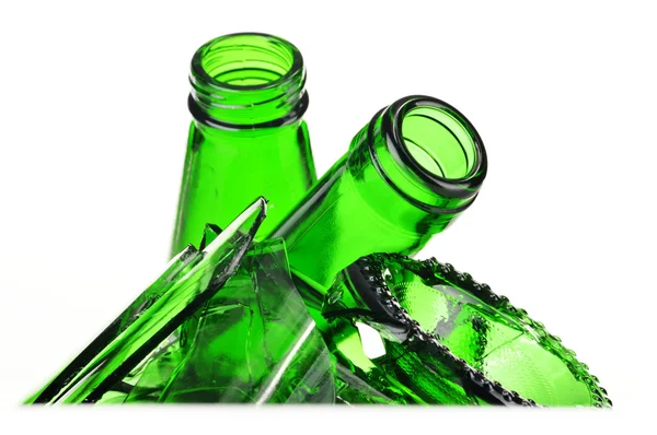 Glasscherben auf weißem Hintergrund. Recycling — Stockfoto