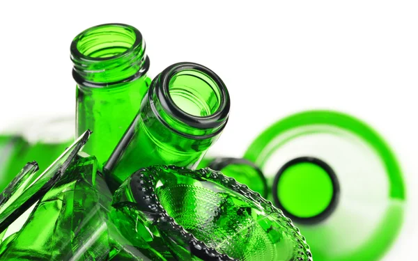 Beyaz arka plan üzerinde kırık cam parçaları. Geri dönüşüm