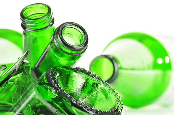 Beyaz arka plan üzerinde kırık cam parçaları. Geri dönüşüm