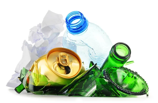 Återvinningsbart avfall bestående av plast och papper av glas — Stockfoto