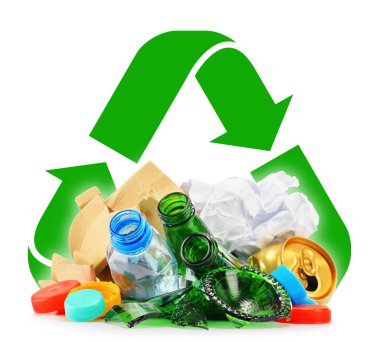 Cam plastik metal ve kağıttan oluşan geri dönüşümlü çöp.