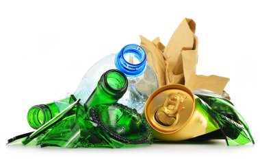 Cam plastik metal ve kağıttan oluşan geri dönüşümlü çöp.