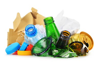 Cam plastik metal ve kağıttan oluşan geri dönüşümlü çöp.