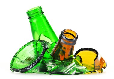 Beyaz arka plan üzerinde kırık cam parçaları. Geri dönüşüm