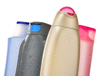 Plastik şişeler dolusu vücut bakımı ve güzellik ürünleri.