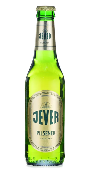 Garrafa de cerveja Jever isolada em branco — Fotografia de Stock