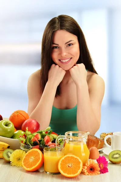 Een jonge vrouw die ontbijt. Evenwichtige voeding — Stockfoto