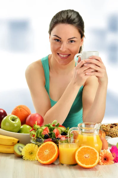 Een jonge vrouw die ontbijt. Evenwichtige voeding — Stockfoto