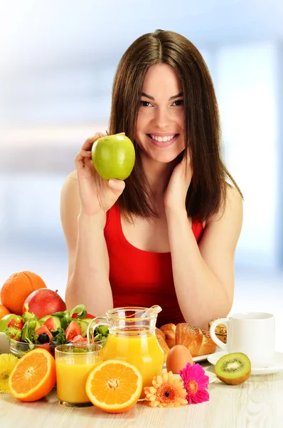 Een jonge vrouw die ontbijt. Evenwichtige voeding — Stockfoto