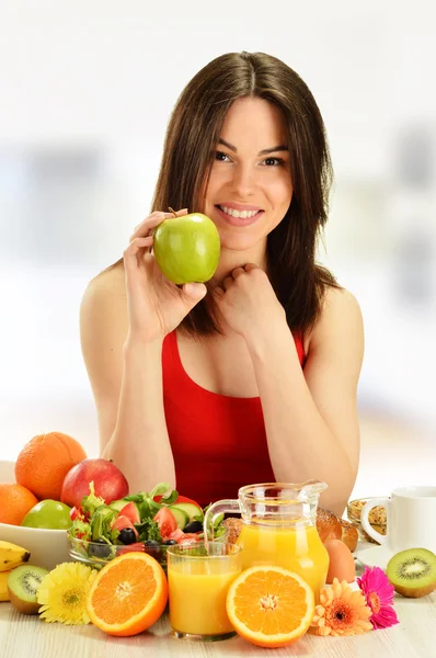 Mujer joven desayunando. Dieta equilibrada —  Fotos de Stock