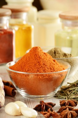 Baharat mutfak masasının üzerinde çeşitli