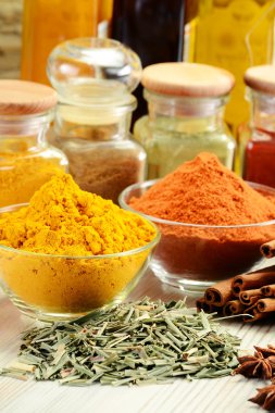 Baharat mutfak masasının üzerinde çeşitli