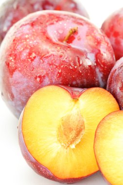 Beyaz arka plan üzerinde Erik ile kompozisyon