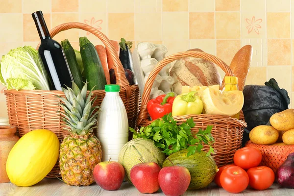 Groceries in wicker basket — Stock Photo, Image