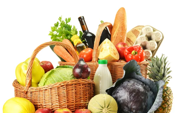 Epicerie dans panier en osier isolé sur blanc — Photo