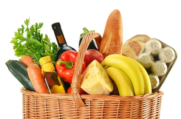 Cesta de mimbre con variedad de productos de comestibles aislados en blanco —  Fotos de Stock