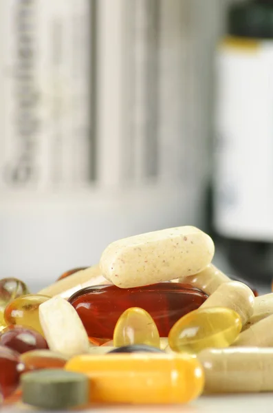 Composição com cápsulas e recipientes de suplementos dietéticos — Fotografia de Stock