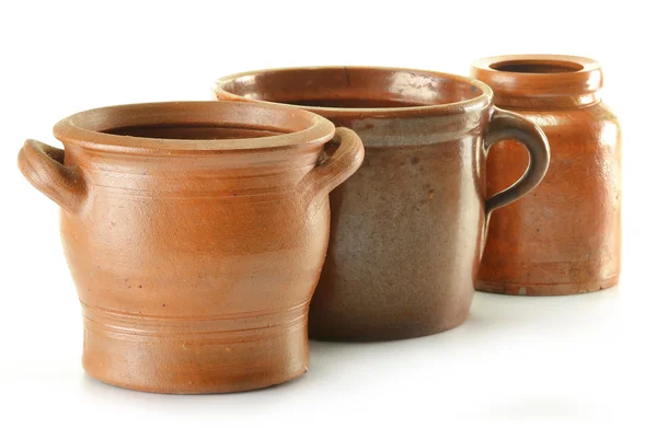 Staré keramiky. kuchyňské nádobí, izolované na bílém — Stock fotografie
