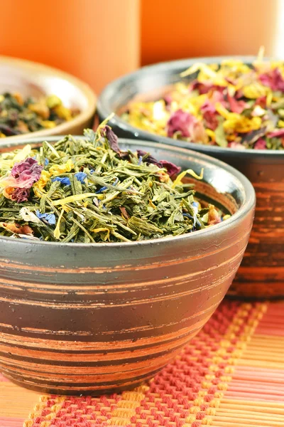 Kompozíció tea levelek, tálak — Stock Fotó