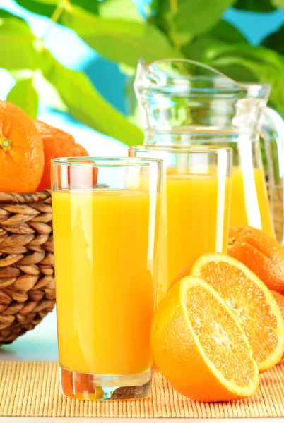 2 杯のオレンジ ジュースや果物と組成 — ストック写真