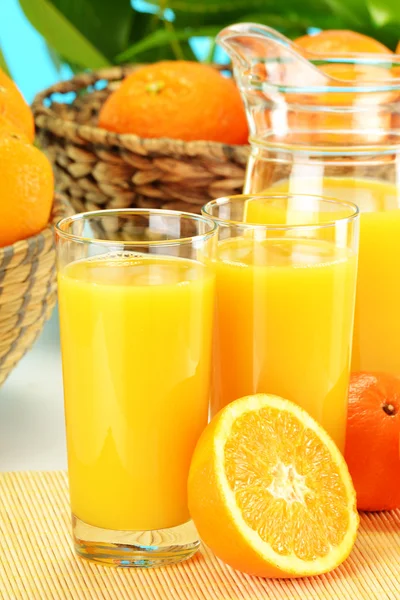 Sammansättning med två glas apelsinjuice och frukter — Stockfoto