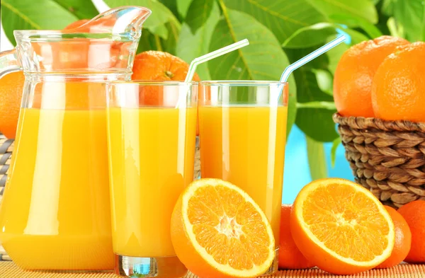 Komposition mit zwei Gläsern Orangensaft und Früchten — Stockfoto