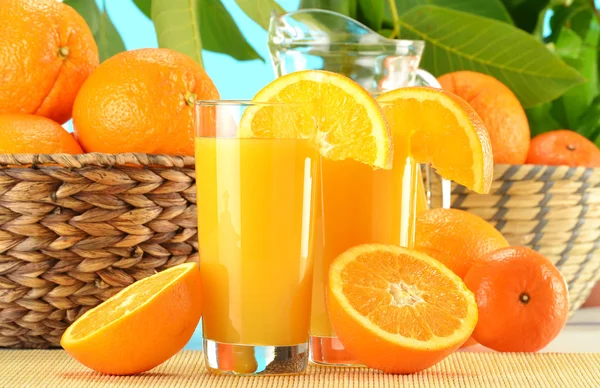 Sammansättning med två glas apelsinjuice och frukter — Stockfoto