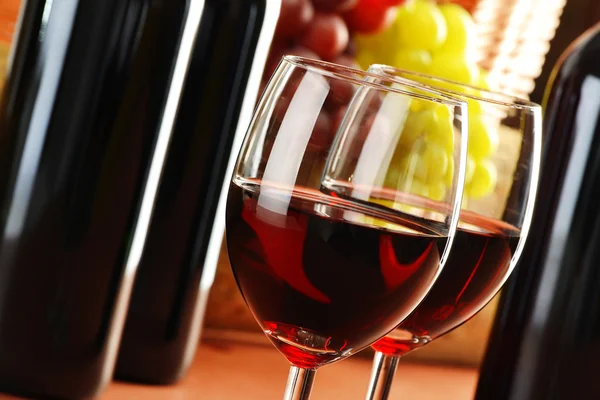 Složení s dvě sklenice a láhve vína — Stock fotografie